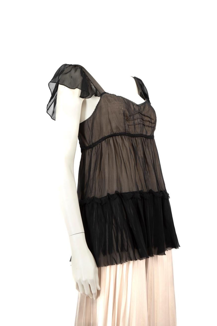 CONDITION is Good. Minor wear to top is evident. Small loose threads and holes to the top front right. Light discolouration to the top front right and front centre of the lining on this used Dolce & Gabbana designer resale item.
 
 
 
 Details
 
 
