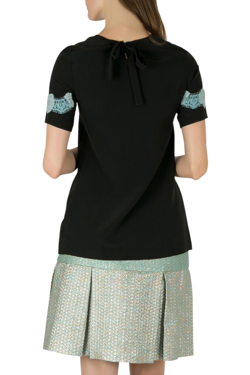 Tailored from smooth silk fabric, the short sleeve blouse features beautiful floral lace applique detail in a contrasting color. The creation will go well with complementing skirt and flats. Add this black Dolce & Gabbana blouse to your collection
