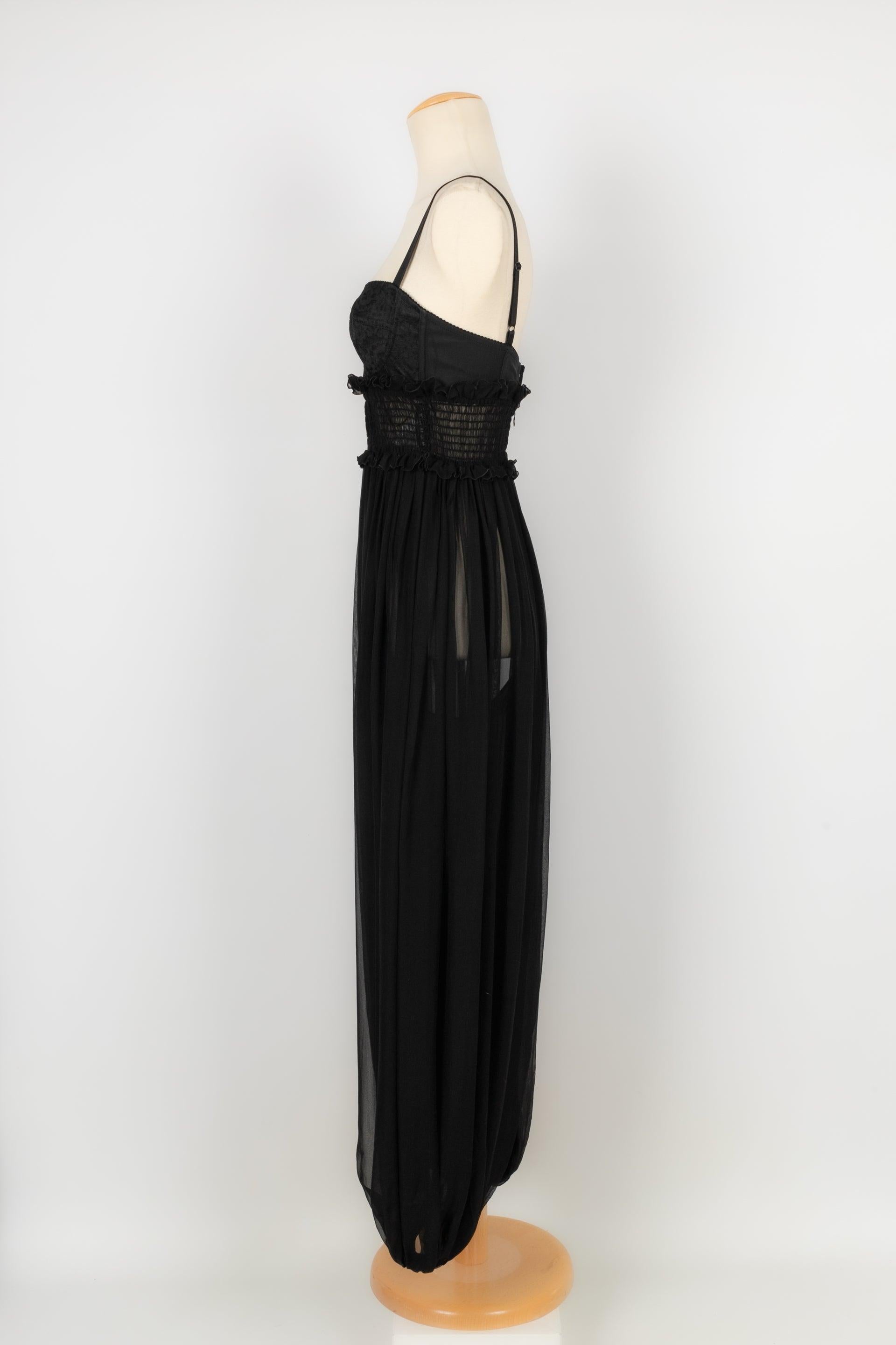 Dolce & Gabbana - (Made in Italy) Black silk muslin dress-style jumpsuit. Size 38IT.

Additional information:
Condition: Very good condition
Dimensions: Chest: 36 cm 
Waist: 32 cm 
Length: 140 cm

Seller reference: VR274
