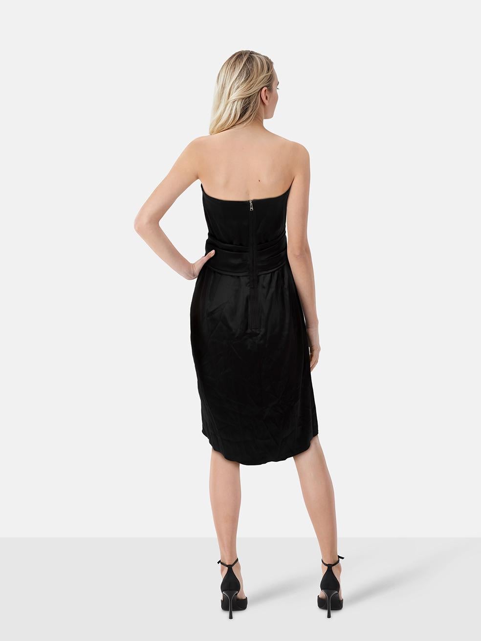 L'ÉTAT est très bon. Il n'y a pratiquement pas d'usure visible sur cet article de revente Dolce & Gabbana d'occasion.
 

 

 

 Détails
 

 

 Noir
 

 Soie
 

 Robe
 

 Sans bretelles
 

 Corsage désossé
 

 Détail froncé
 

 Boucle en cristal
 


