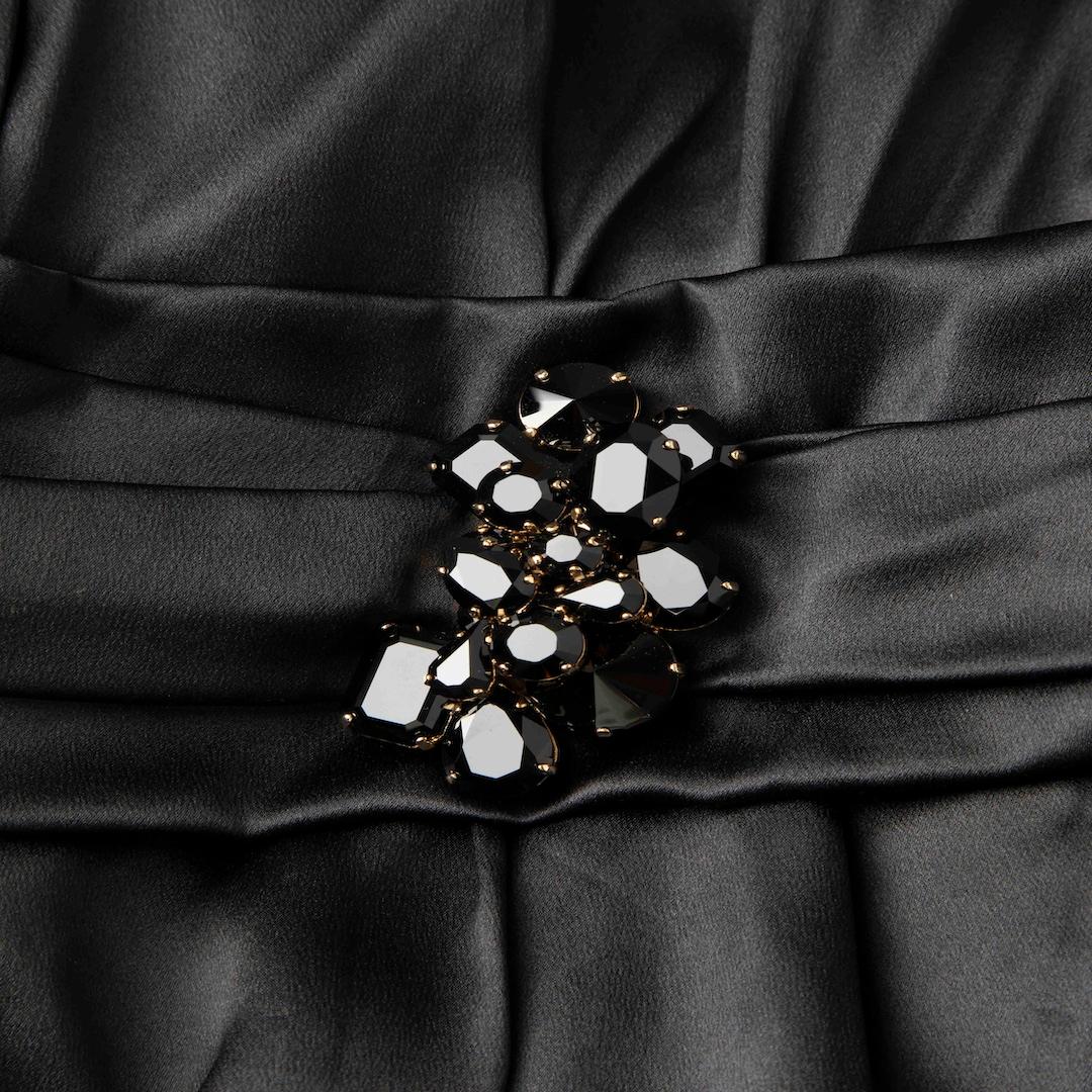 Noir Dolce & Gabbana Robe midi sans bretelles en soie noire Taille M en vente
