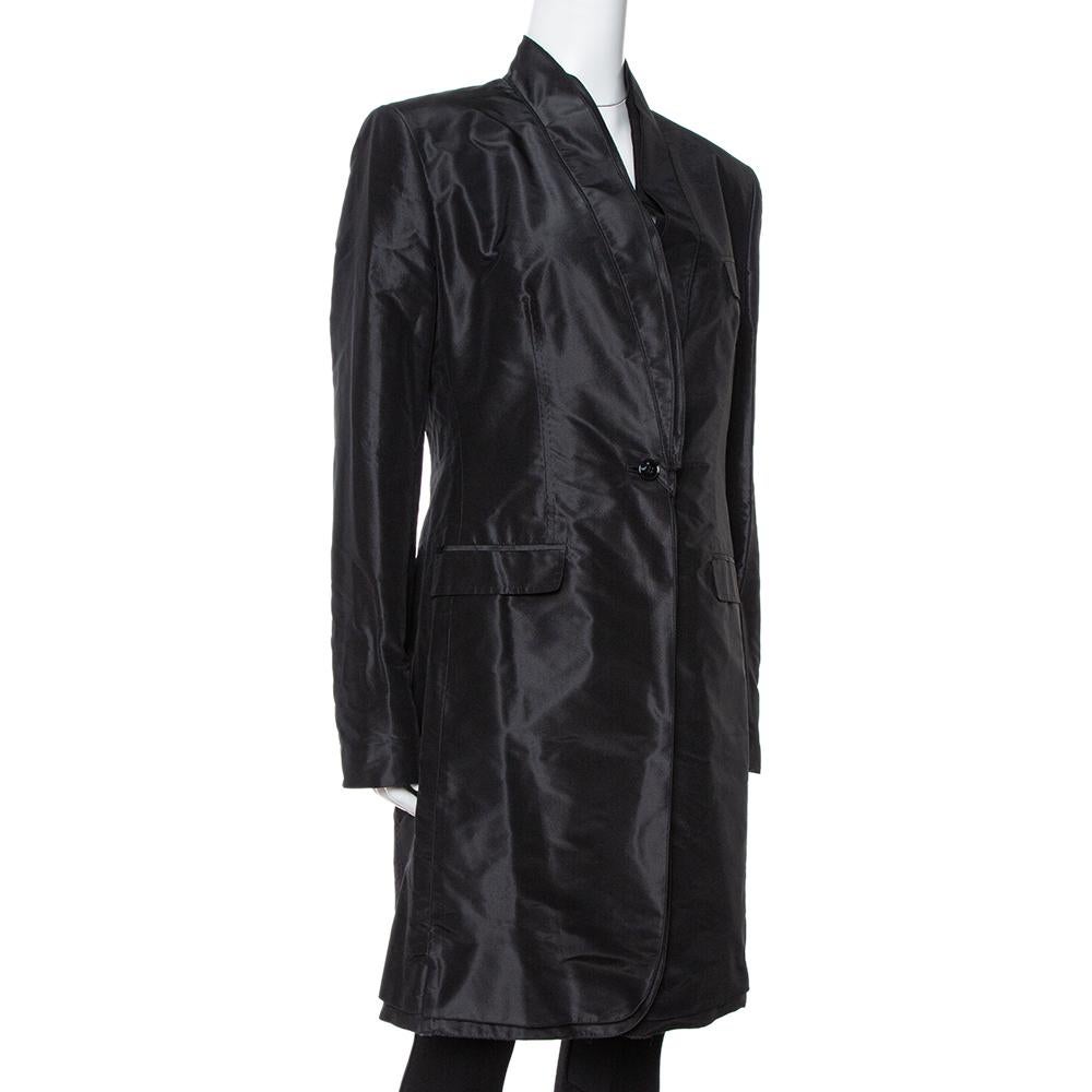 Dolce & Gabbana's Taffeta coat is light and comfortable. Tailored beautifully, the coat features a single front button, three pockets, and long sleeves, which can be folded to reveal the leopard-printed lining.

Includes
Price Tag