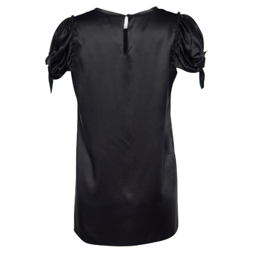 Questo top della Maison Dolce & Gabbana è la scelta perfetta per essere eleganti. È realizzata in tessuto di seta nero, con maniche corte a sbuffo. Presenta una chiusura con bottoni. Questa splendida creazione aggiungerà sicuramente un tocco di