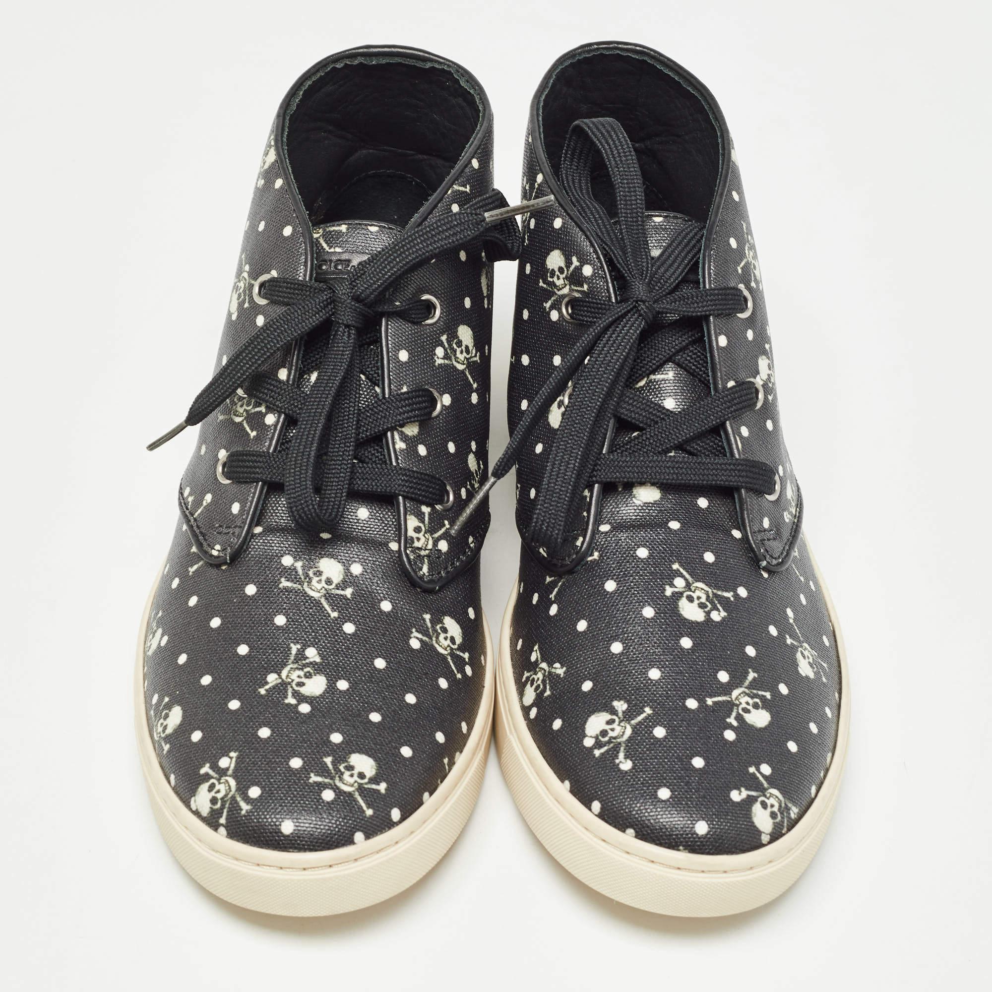 Dolce & Gabbana Black Skull & Cross Bone Print Canvas High Top Sneakers Size 41 In New Condition For Sale In Dubai, Al Qouz 2