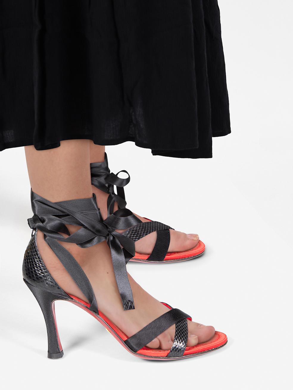 CONDIZIONE: molto buona. L'usura minima delle scarpe è evidente. Usura minima sulla scarpa posteriore sinistra con una piccola abrasione sul dettaglio in pelle di serpente di questo articolo usato di Dolce & Gabbana. Viene fornito con la scatola
