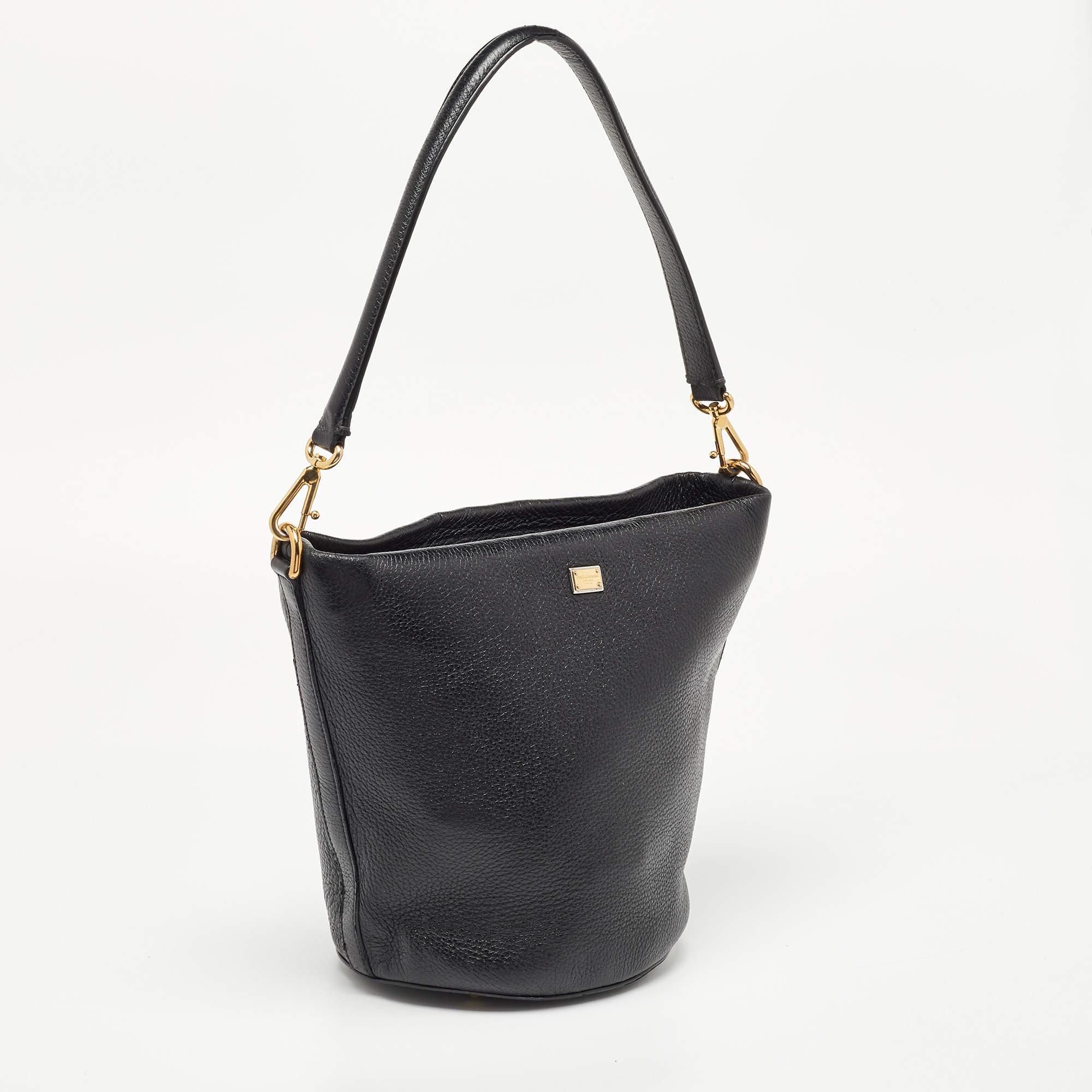 Brimming with artistry and quality craftsmanship, it is designed in a bucket silhouette, and the interior is spacious enough to hold all your essentials. This beautiful piece deserves to be carried with style by you.

