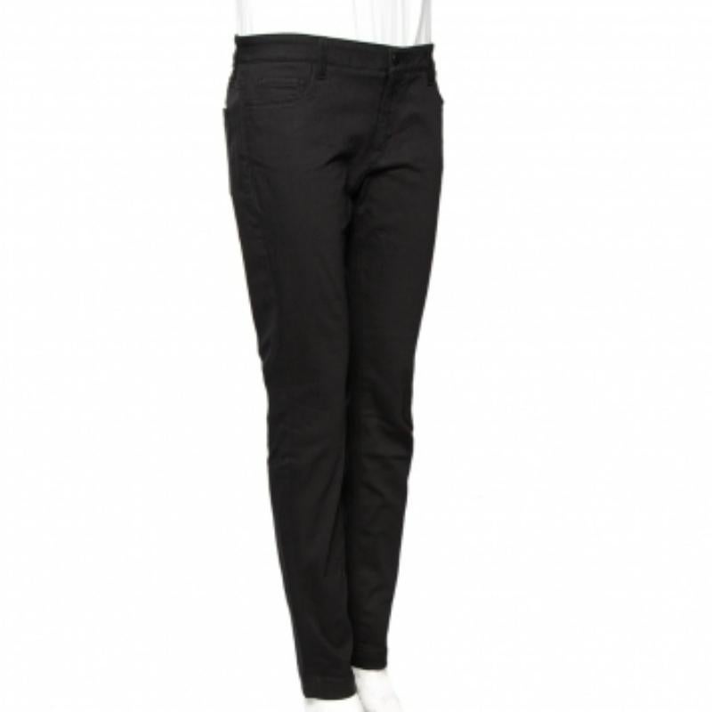 Indispensable à votre garde-robe décontractée, ce jean Dolce & Gabbana est confectionné en coton extensible pour un port confortable. Ils présentent une teinte noire et une finition denim classique. Ce jean slim est doté de plusieurs poches et d'une