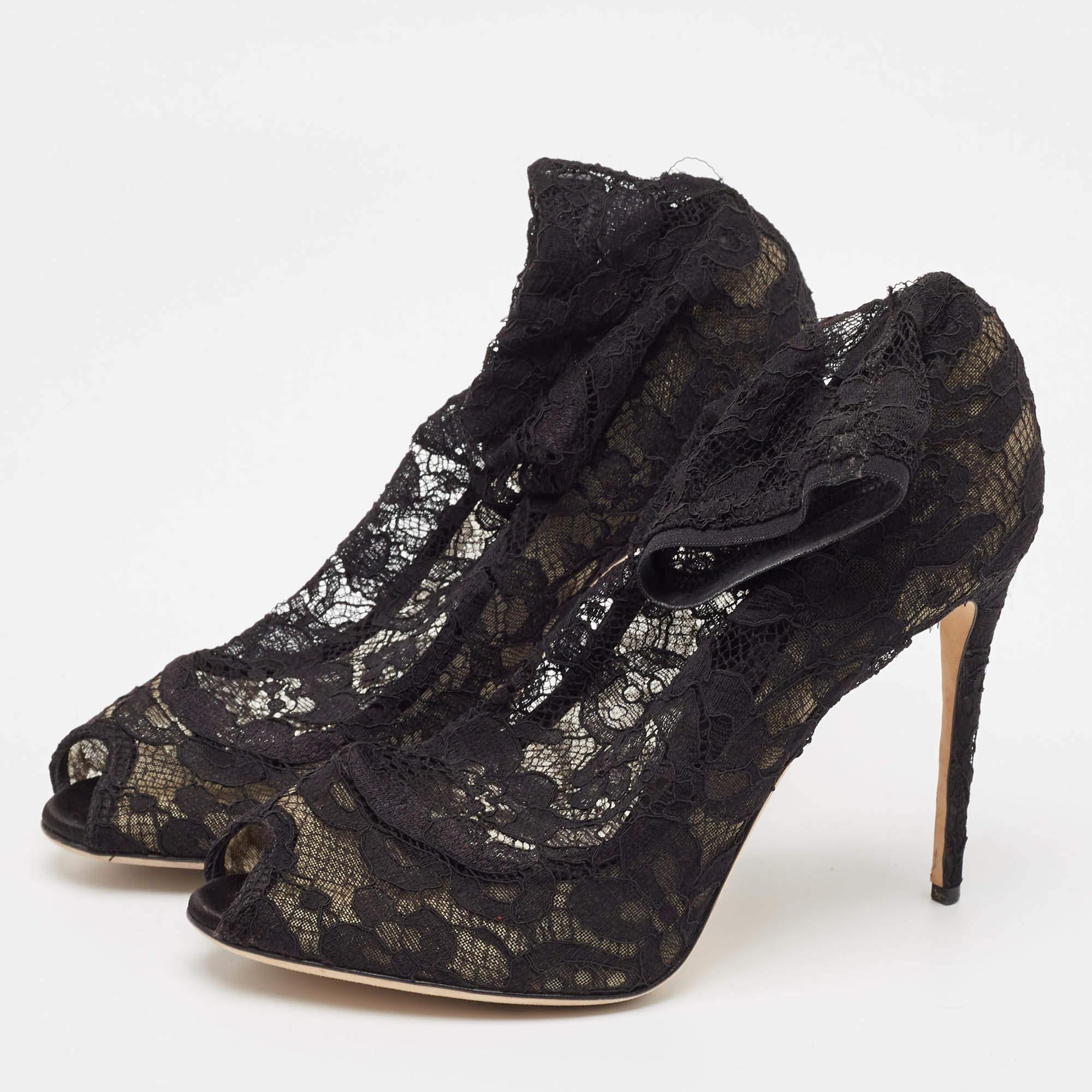 Enjoy the most fashionable days with these stylish booties. Modern in design and craftsmanship they are fashioned to keep you comfortable and chic
