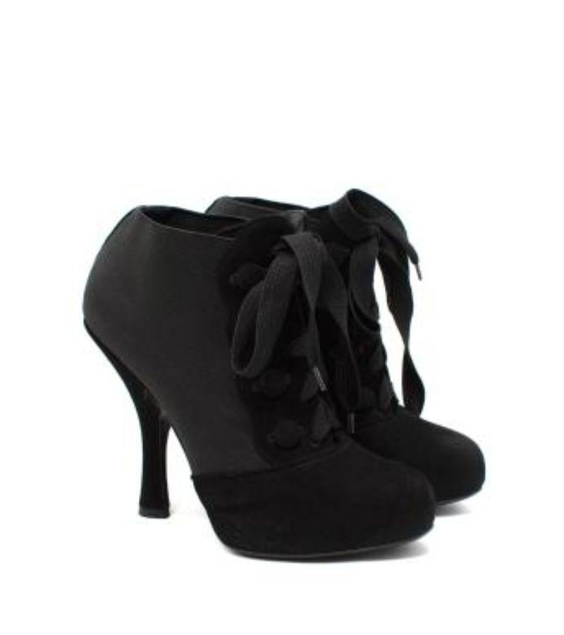Dolce & Gabbana Black Stretch Mesh & Suede Lace-Up Heeled Booties

-Lace-up fastening with round velvet button details 
-Round toe 
- Set on a sculpted high heel

Material:
Suede 
Textile fibre 

PLEASE NOTE, THESE ITEMS ARE PRE-OWNED AND MAY SHOW