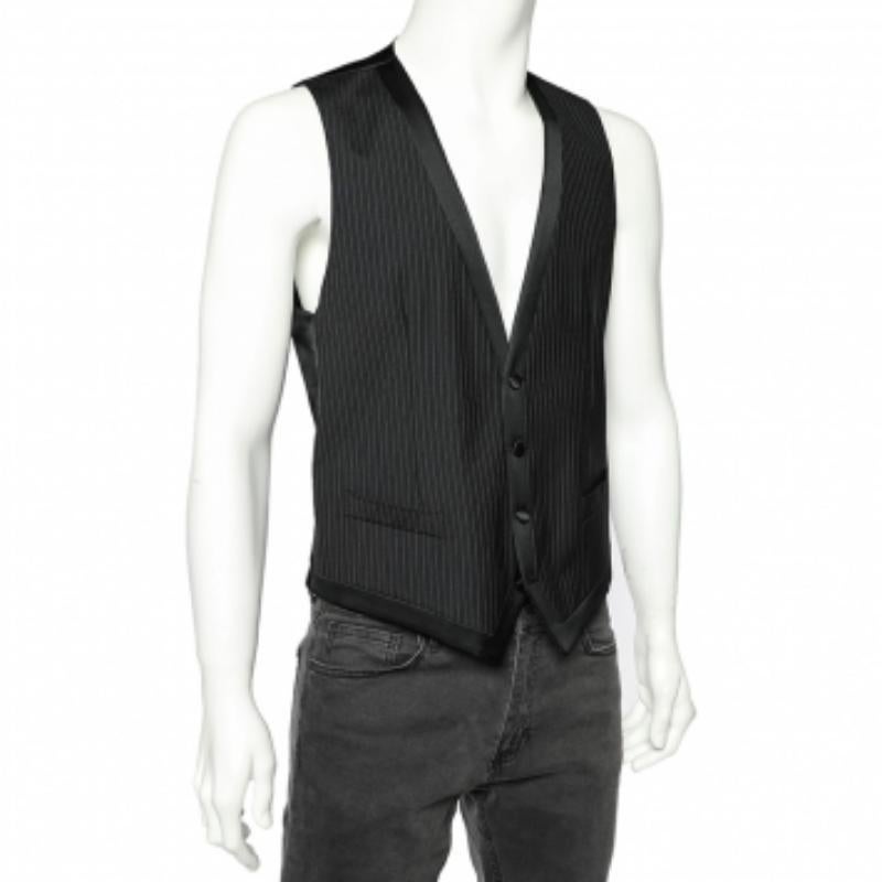 Luce un aspecto elegante con esta impecable prenda de la casa Dolce & Gabbana. Confeccionado en lana negra a rayas, este chaleco presenta un detalle de botones en la parte delantera y un estilo sin mangas. Realza tu estilo formal llevando este