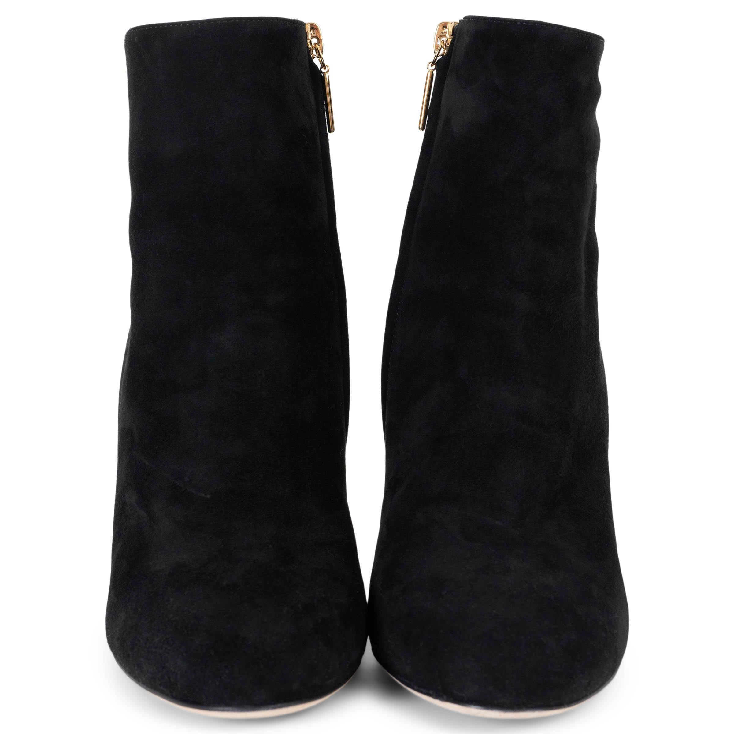 Questi stivaletti Dolce & Gabbana in pelle scamosciata nera, autentici al 100%, incarnano l'eleganza con un tocco di opulenza. Caratterizzate da punta arrotondata e gambo alto fino alla caviglia, sono impreziosite da tacchi con fiori di cristallo e