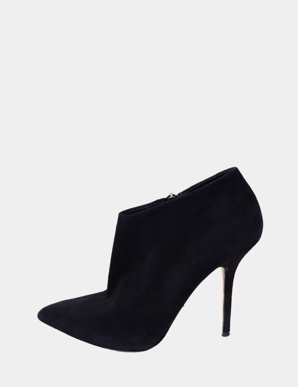 Dolce & Gabbana Black Suede Ankle Boots, features a pointed toe, ankle length, and stiletto heels.

Material: Suede
Size: EU 40
Heel: 11cm
Overall Condition: Fair
Interior Condition: Signs of use
Exterior Condition: Scuffing
*Includes Dust Bag