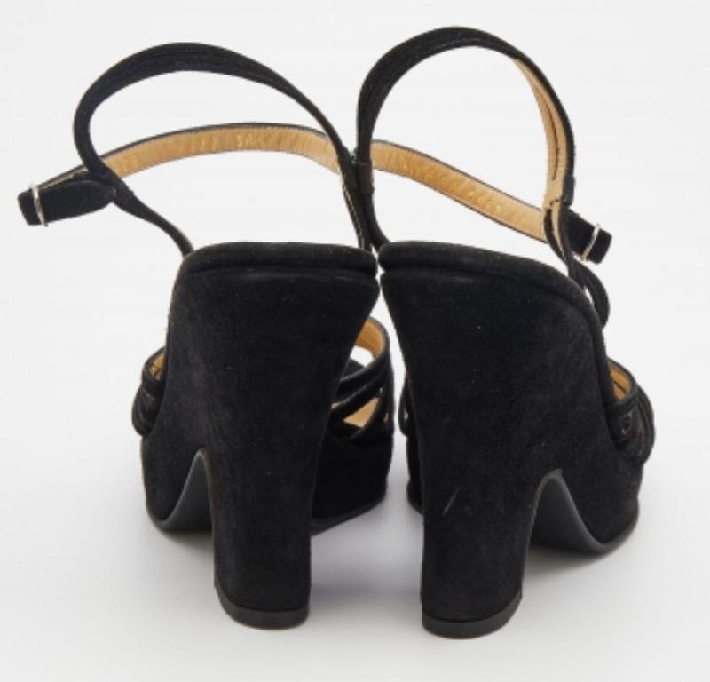 Dolce & Gabbana Sandali con cinturino alla caviglia in pelle scamosciata nera taglia 38,5 in vendita 1