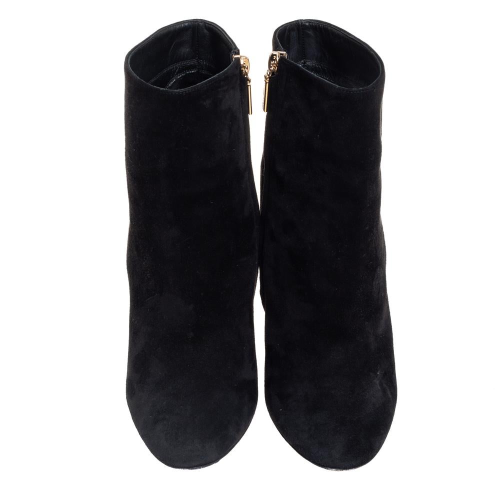 This pair of boots is crafted from suede and is designed with embellished block heels. These black boots make a perfect addition to your closet. Dolce & Gabbana brings you all the latest trends in fashion with these attractive boots, complete with