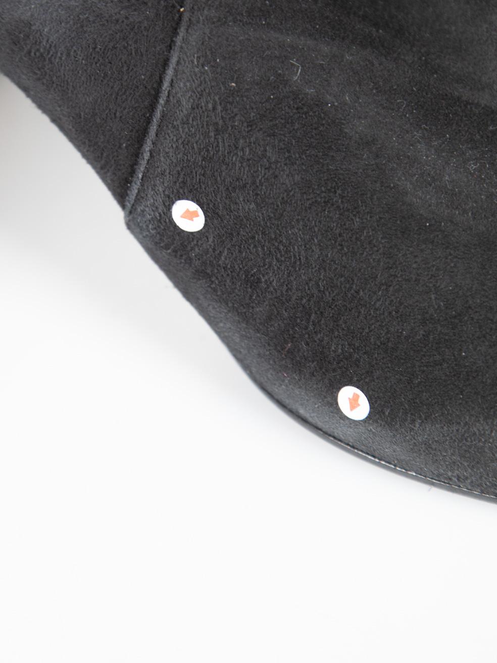 Dolce & Gabbana - Stivaletti in camoscio nero con dettaglio logo Taglia IT 39.5 in vendita 5
