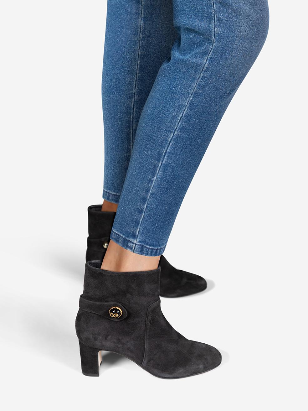 CONDIZIONE: molto buona. L'usura degli stivali è minima. Abrasioni sul lato sinistro della scarpa sinistra, sul tacco sinistro, sul lato destro della scarpa destra e su entrambe le punte di questo articolo usato di Dolce & Gabbana.
 
 
 
 Dettagli
