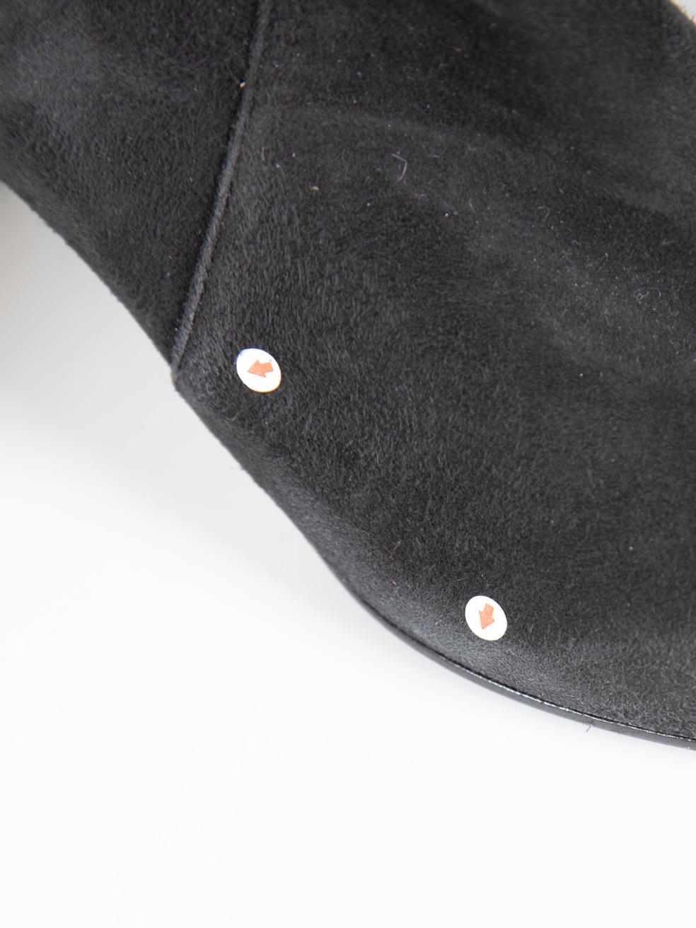 Dolce & Gabbana - Stivaletti in camoscio nero con dettaglio logo Taglia IT 39.5 in vendita 4