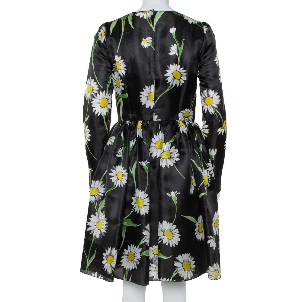 Dolce & Gabbana is loved for their prints and lush designs. The lovely sunflower print adds an exotic feel to this black dress. Designed in a flared silhouette, this visually delightful dress can be worn to your Sunday brunches and garden parties