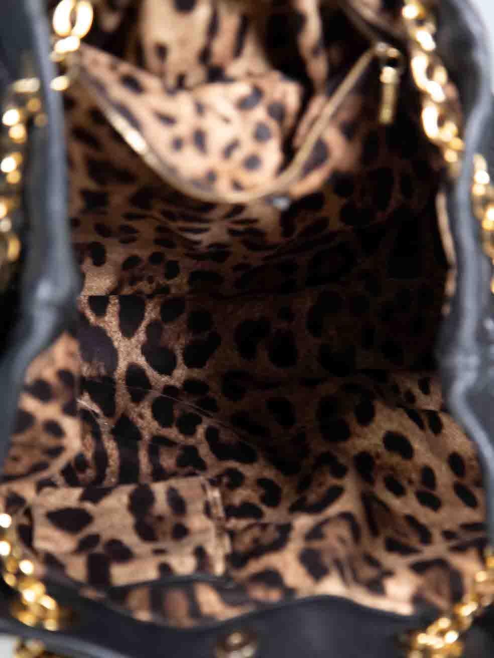Dolce & Gabbana Schwarze Umhängetasche mit Quaste und Kette im Angebot 1