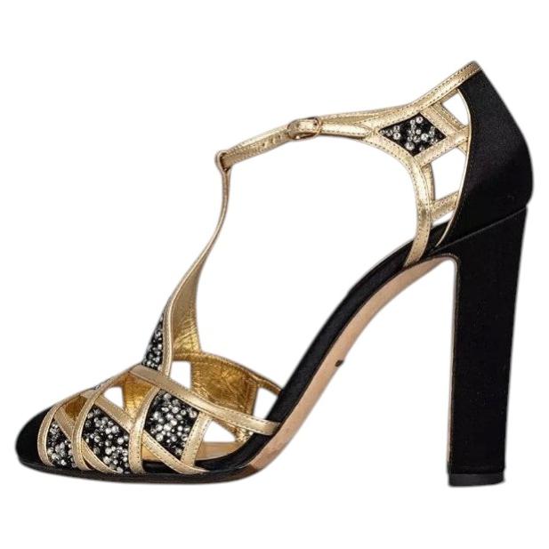 Zapatos de salón negros de Dolce & Gabbana, de tela y con cristales dorados, talla 39