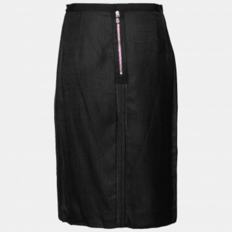 Esta falda lápiz de Dolce & Gabbana es ideal para las salidas nocturnas. Fabricado con materiales nobles, luce un tono negro y un cierre de cremallera. Combina la impresionante falda con una blusa y unos tacones altos.