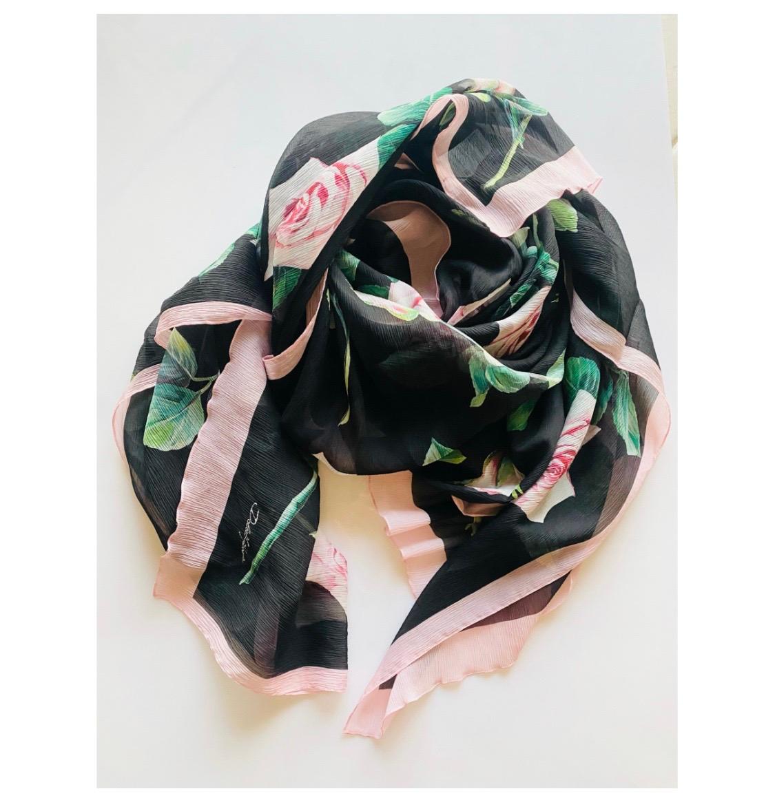 Dolce & Gabbana Black & Tropical
Rose printed silk scarf wrap swimwear pareo
  In Fair Condition In WELWYN, GB