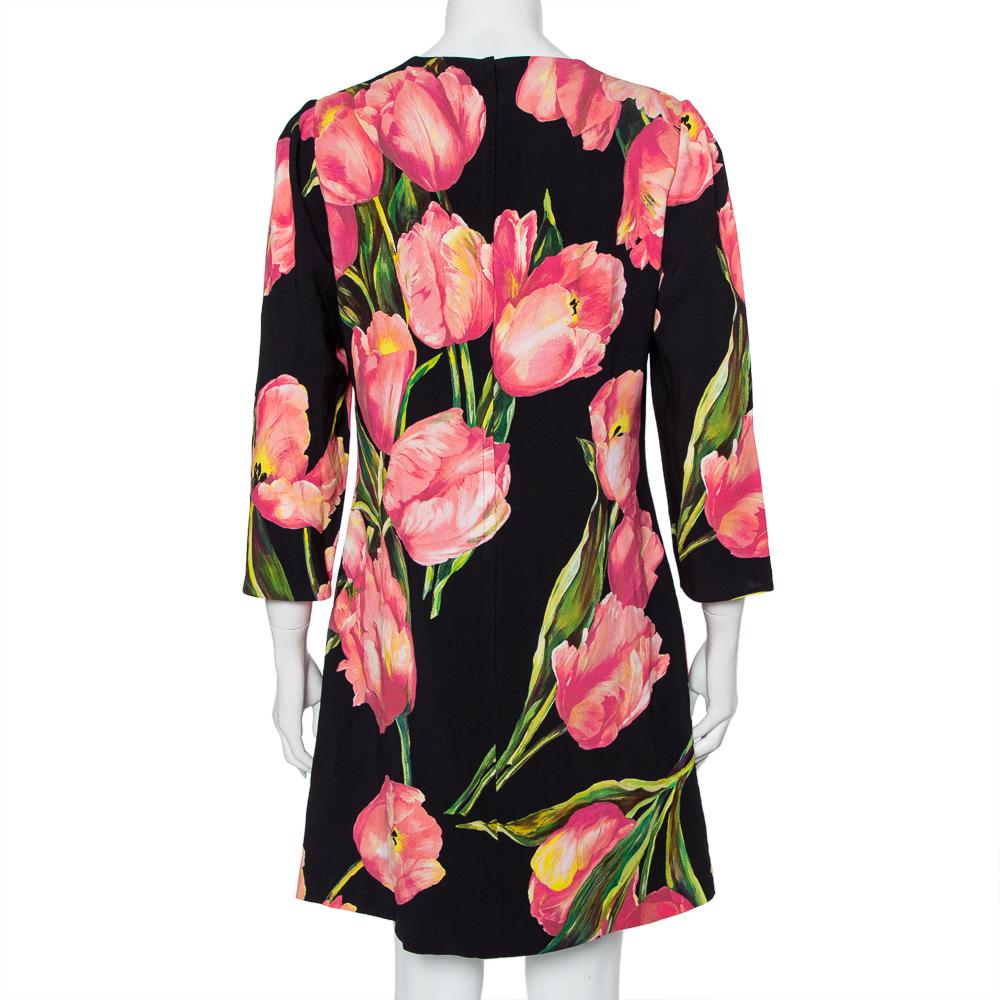 This lovely Dolce & Gabbana dress is sure to have appreciation pouring in. The crepe shift dress features a simple silhouette and comes with a vibrant tulip print all over. It has a round neckline and three-fourth sleeves and will look amazing with