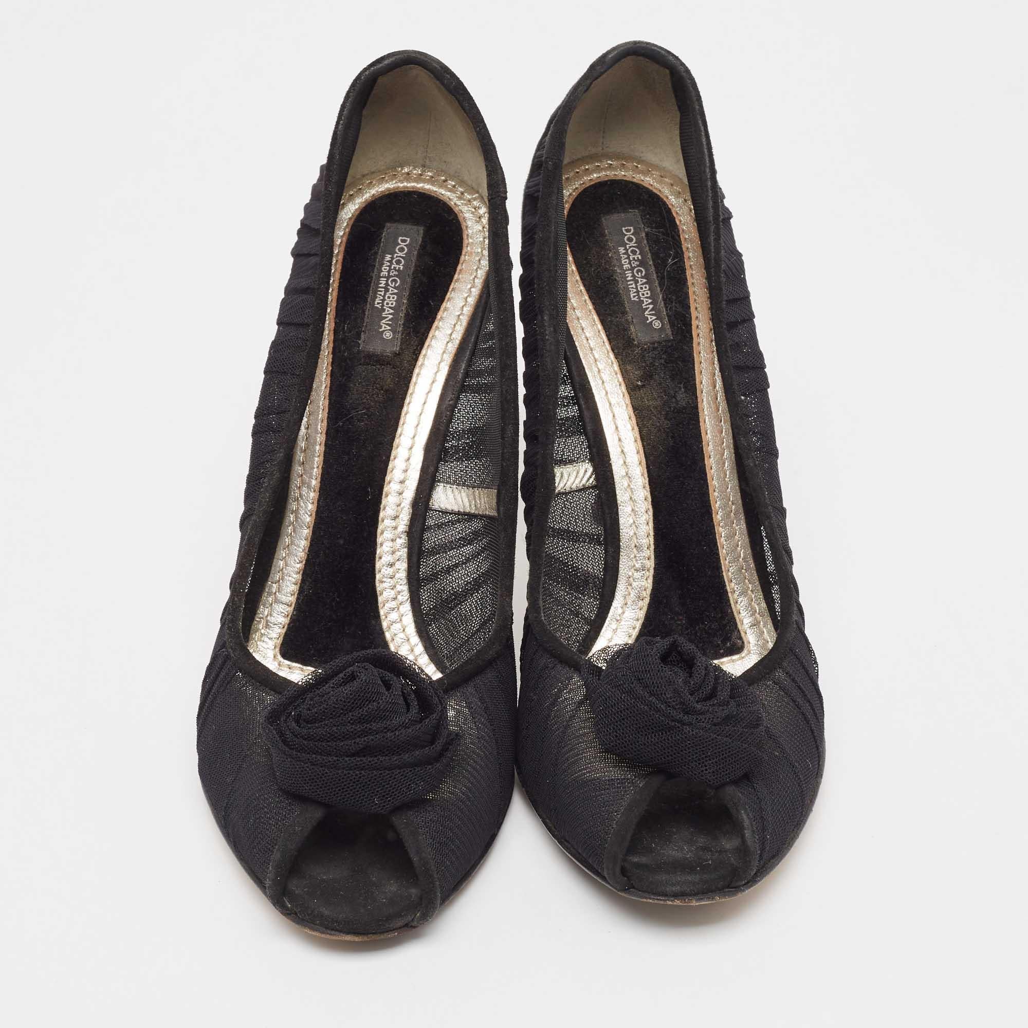 Dolce & Gabbana Black Tulle Fabric Flower Applique Peep Toe Pumps Size 40 In Fair Condition For Sale In Dubai, Al Qouz 2