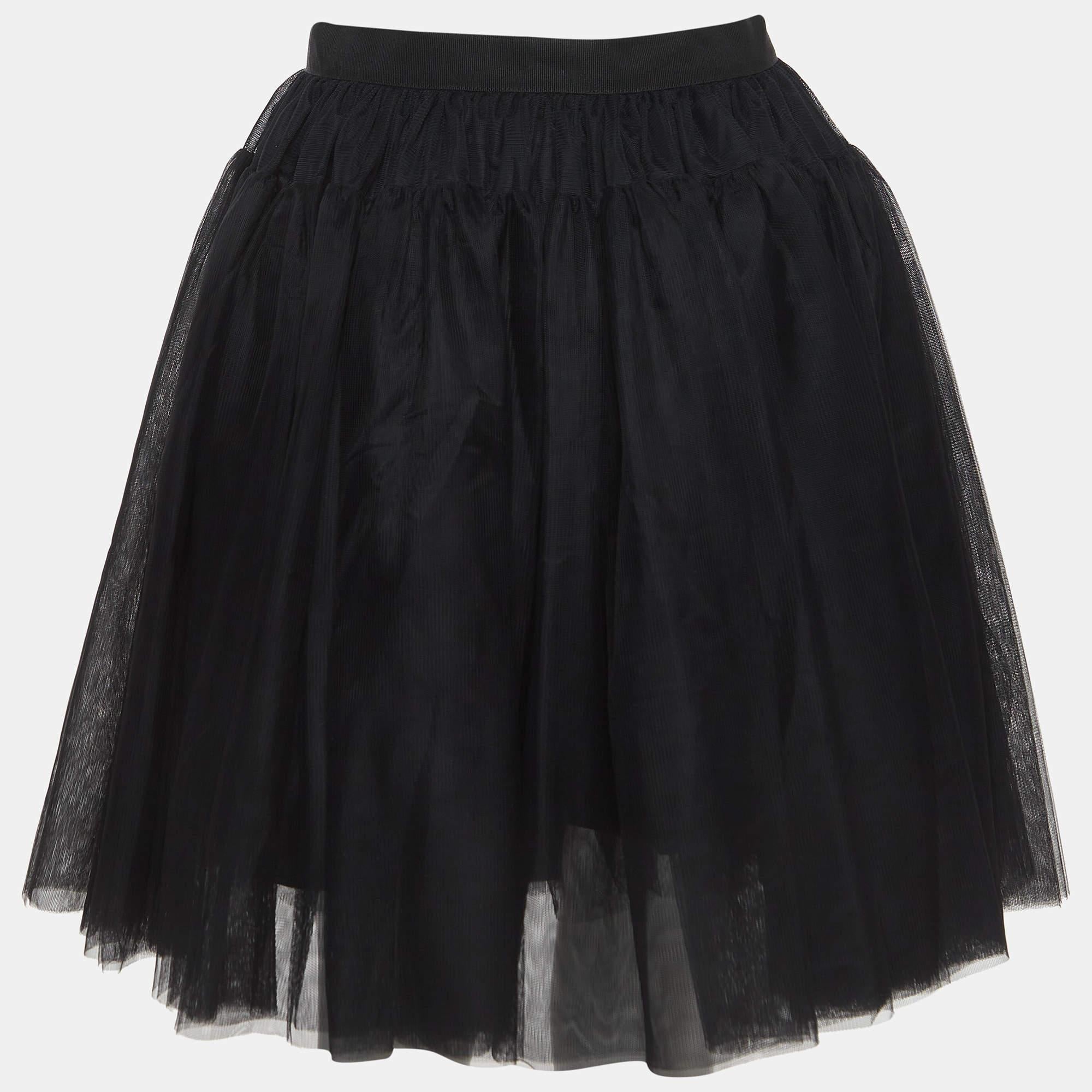 Meticulously crafted this Dolce and Gabbana skirt is perfectly tailored for all day comfort. It is made of tulle and can be paired with a simple top blazer and ballet flats.