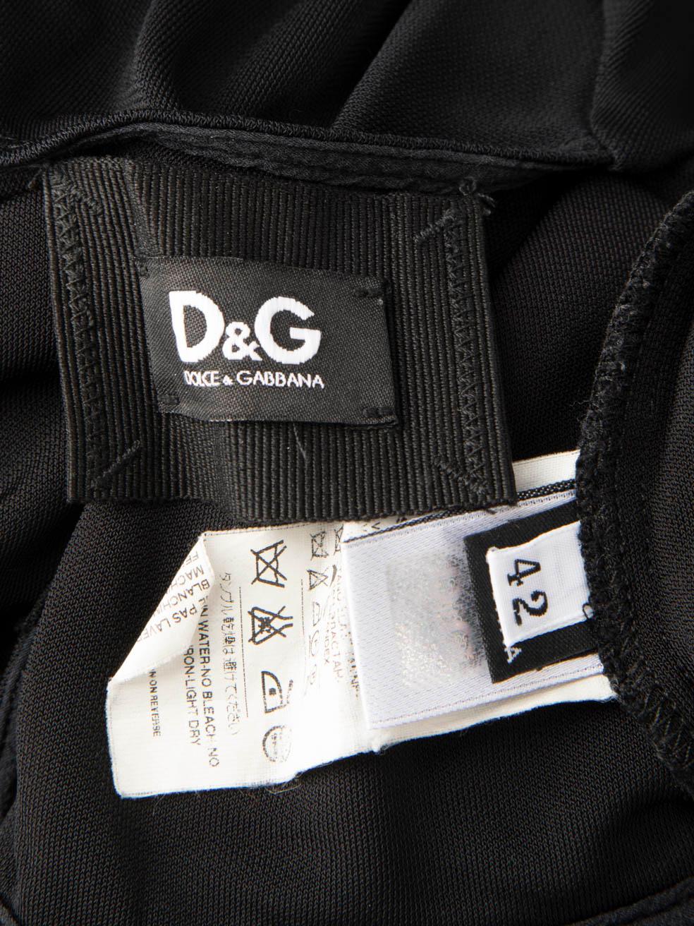Dolce & Gabbana - Mini robe noire ceinturée à col en V, taille M en vente 2
