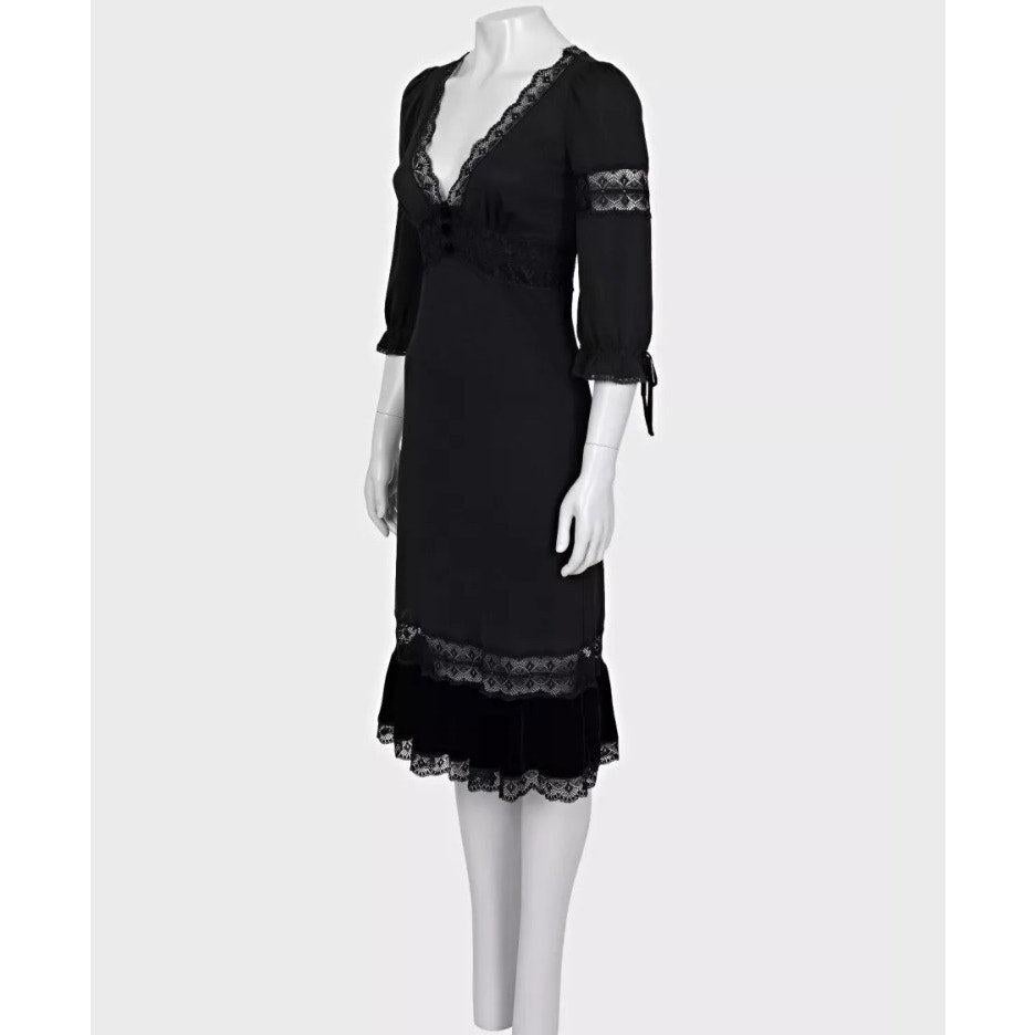Setzen Sie ein Zeichen mit diesem eleganten schwarzen Kleid der Linie Dolce & Gabbana D&G. Das gerade geschnittene Modell ist mit zartem Samt und wunderschönem Spitzenbesatz verziert und verleiht ihm einen Hauch von femininer Raffinesse. Perfekt für