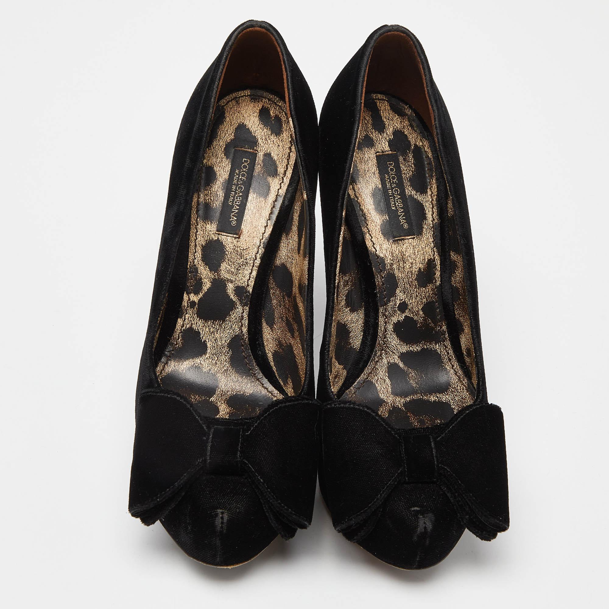 Dolce & Gabbana Black Velvet Bow Pumps Size 37 In Fair Condition For Sale In Dubai, Al Qouz 2