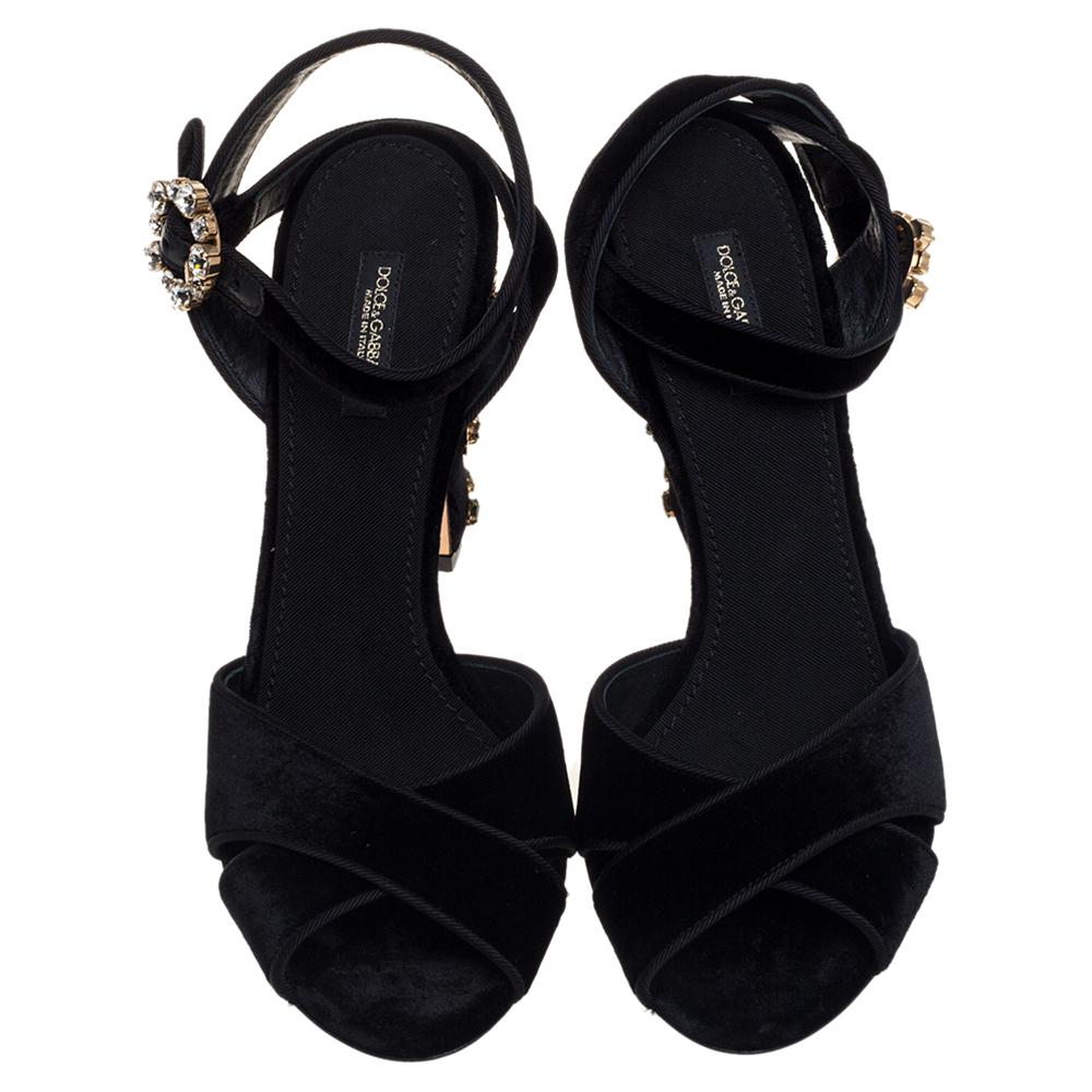 Brimming with unparalleled sophistication, these gorgeous black sandals from Dolce & Gabbana are ready to help you fashion a statement look. Crafted from velvet and flaunting an open-toe silhouette, these sandals exhibit cross straps on the vamps