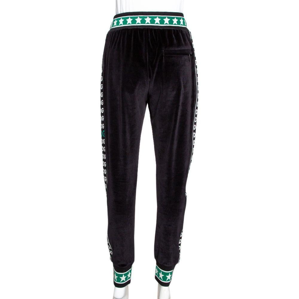 Look effortless with these track pants in a black shade from Dolce & Gabbana. They have a flawless finish and a colorful waistband that is stretchable and secured with a drawstring. The velvet joggers also feature ankle cuffs and fine-rib jacquard