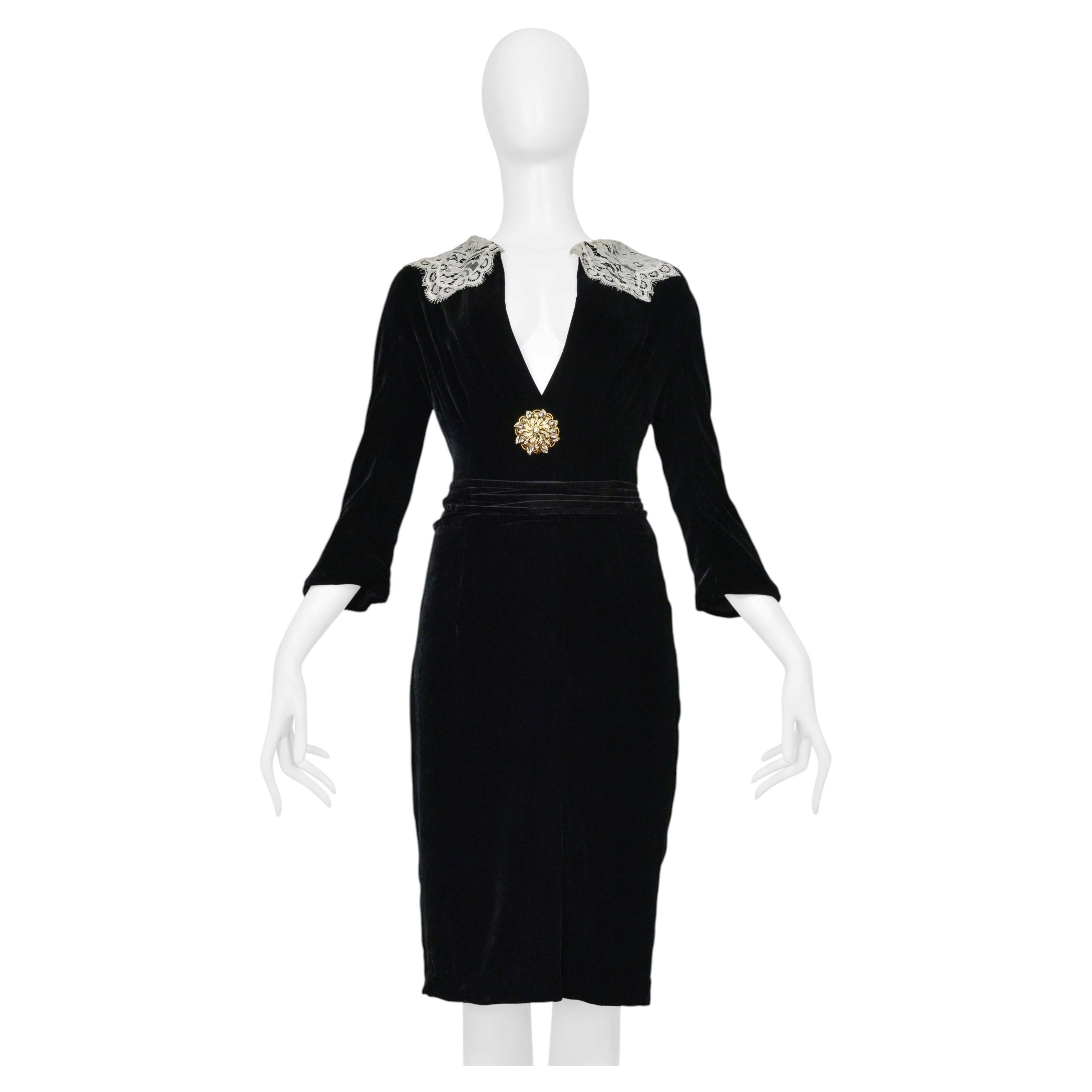 Schwarzes Samtkleid von Dolce & Gabbana mit weißem Spitzenkragen und Strassbrosche im Angebot