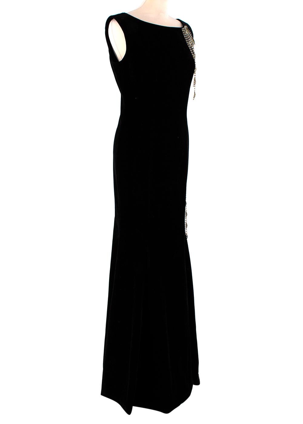 Dolce & Gabbana Vestido de terciopelo negro con flecos de cristal 

- Escote cuadrado
- Cremallera trasera oculta 
- Totalmente forrado 
- Detalle de borlas de piedras preciosas en el pecho y en la cadera 
- Silueta entallada y acampanada