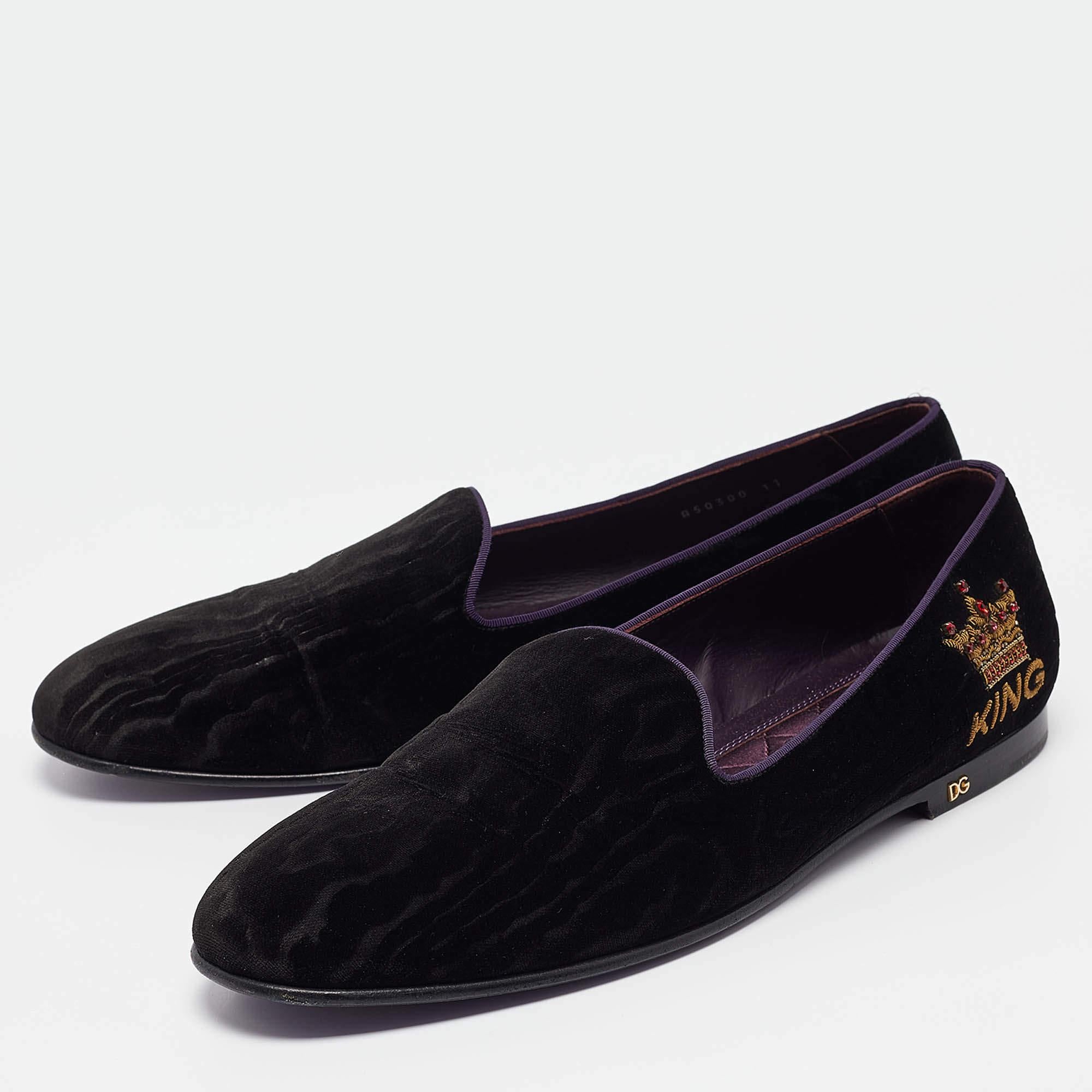 Procedentes de una de las casas de moda más célebres, estas zapatillas de fumar son conocidas por su brillante artesanía. Una mezcla perfecta de comodidad y estilo, estas zapatillas de fumar añadirán un toque refinado a tu conjunto sin demasiado