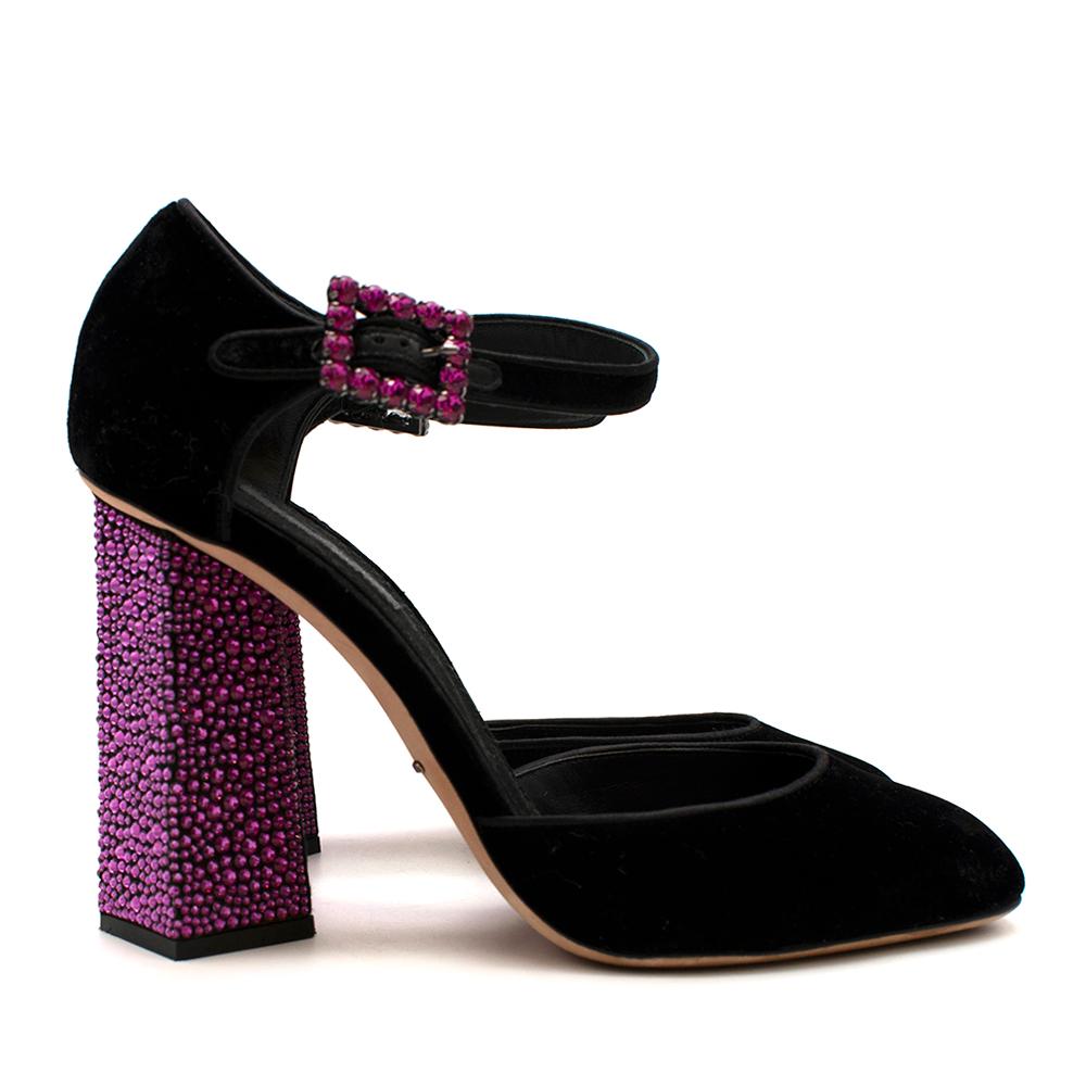 -Soft black velvet material
-Gorgeous pink crystal-embellished block heel
-Heeled mary jane style
-Adjustable ankle strap
-Stunning pink crystal-embellished buckle

Materials: 25% silk
75% viscose
Leather sole

Made in Italy

Aprox.