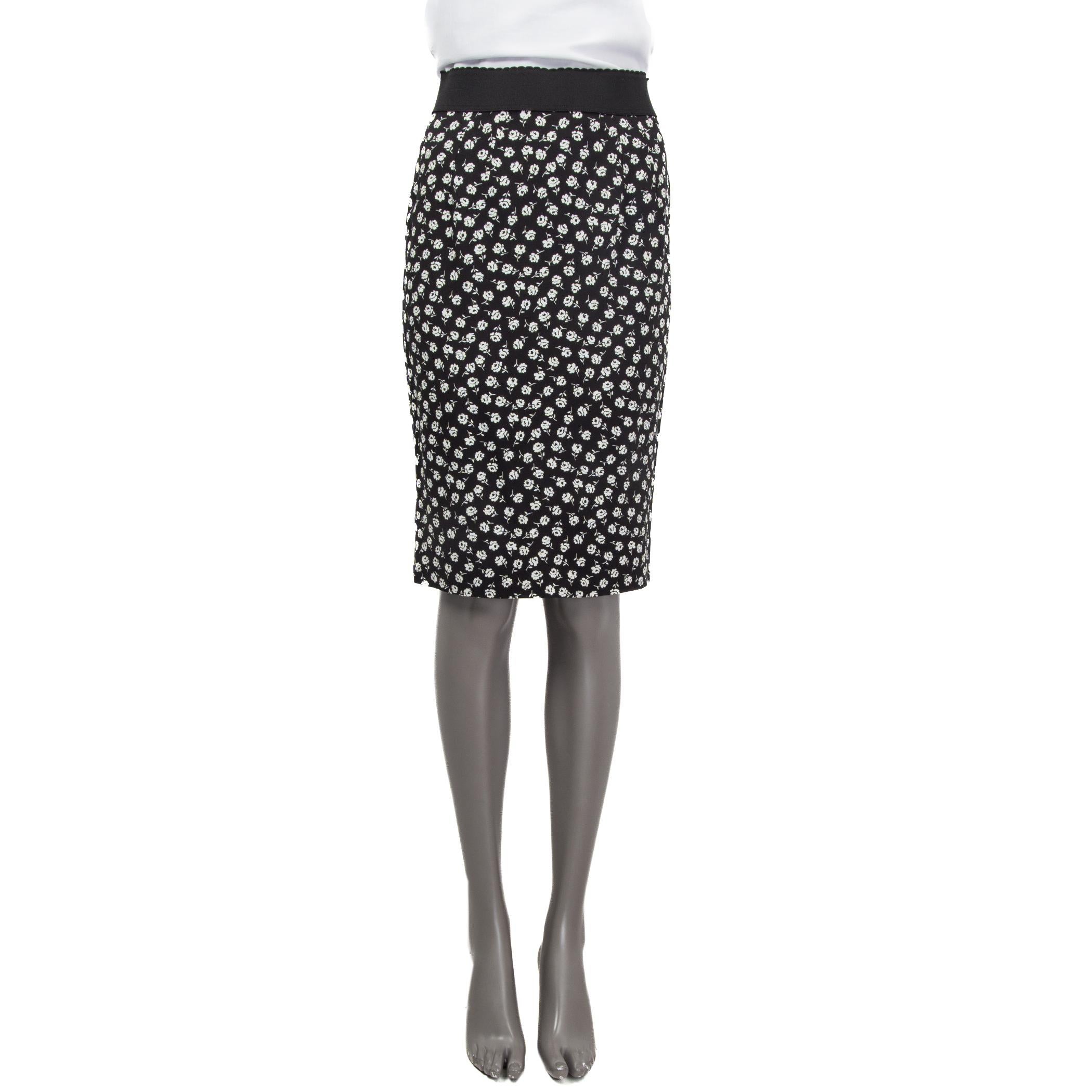 100% authentique Dolce & Gabbana jupe crayon à imprimé floral en viscose noire et blanche (100%). S'ouvre par une fermeture à glissière dissimulée au dos. Doublure en soie noire (94%) et élasthanne (6%). A été porté et est en excellent