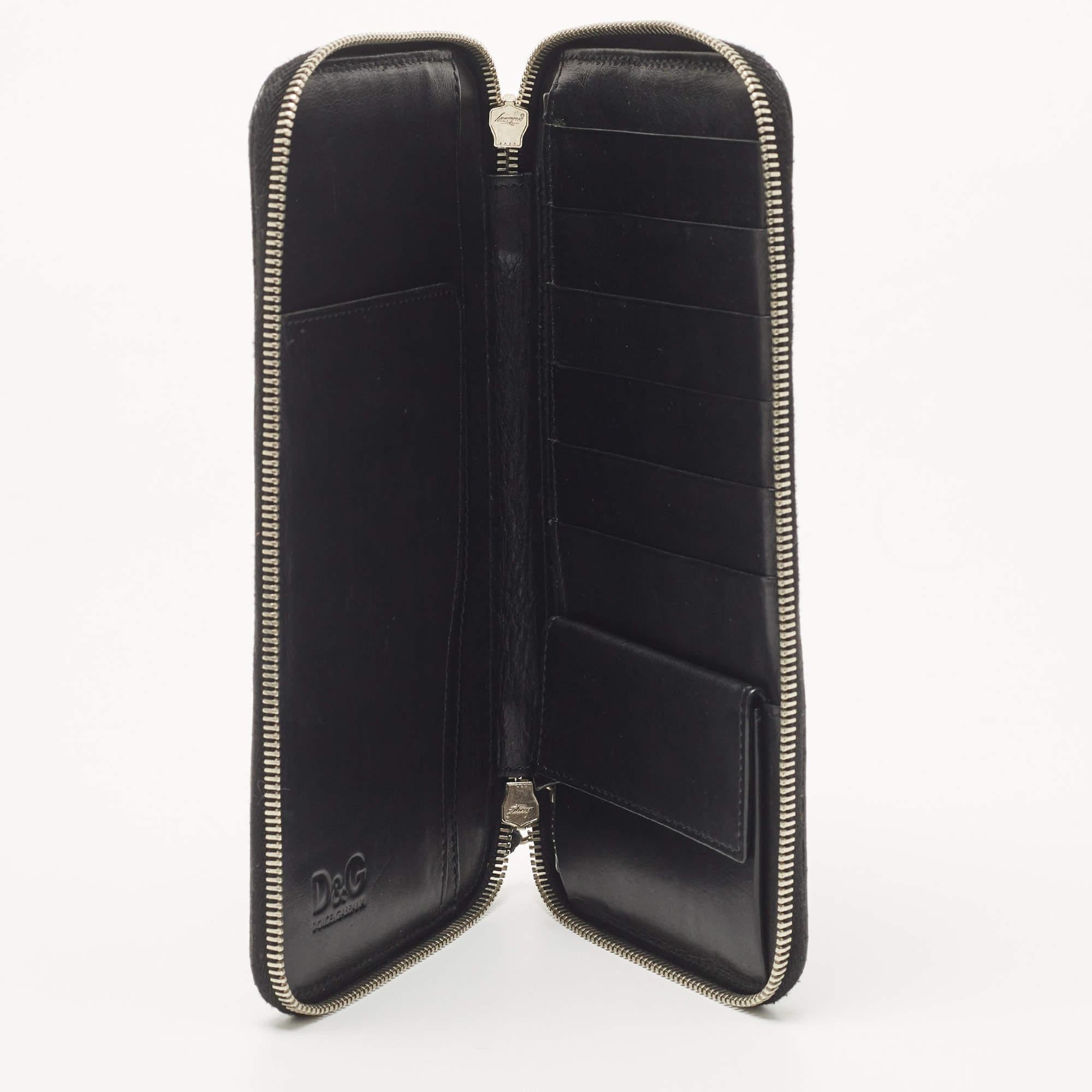 This Dolce and Gabbana piece is carefully crafted to offer you a luxurious accessory you can use for a long time. It is marked by high quality and enduring appeal. Invest in it today