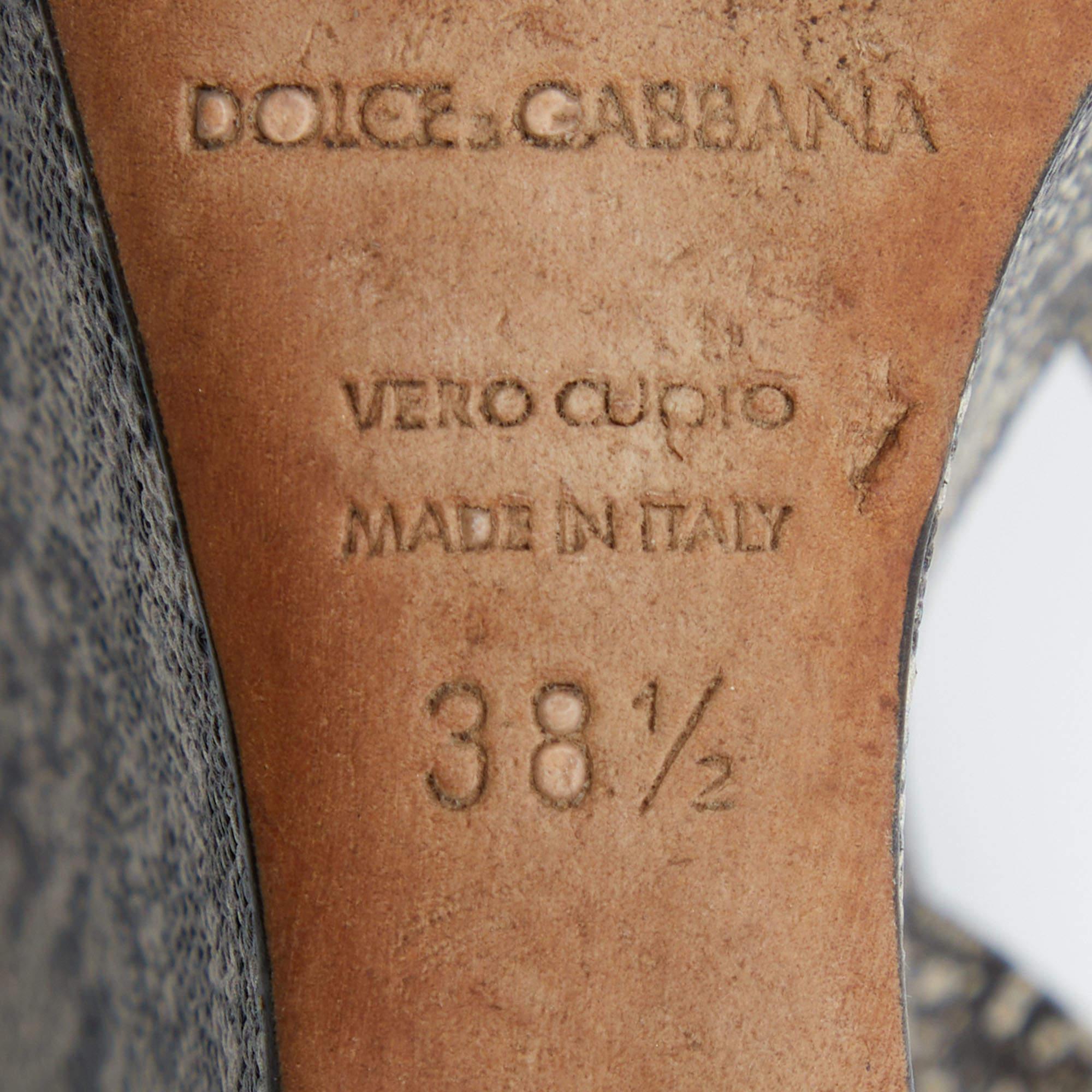 Dolce & Gabbana Schwarze/Weiße Chantilly-Spitzensandalen mit Keilbesatz Größe 38,5 im Angebot 3