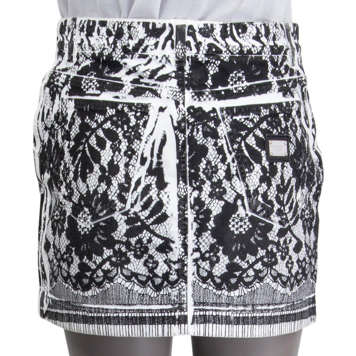 DOLCE & GABBANA black & white cotton LACE PRINT DENIM MINI Skirt 42 M In Excellent Condition For Sale In Zürich, CH