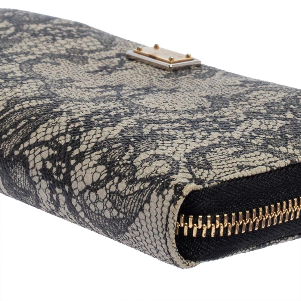 Dolce & Gabbana Black/White Lace Print Leather Zip Around Wallet In Good Condition In Dubai, Al Qouz 2