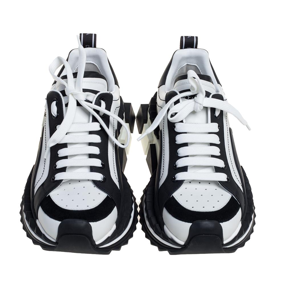 Diese Super King Sneakers von Dolce & Gabbana bieten die richtige Mischung aus Stil und Komfort. Sie wurden aus Leder:: Wildleder und Gummi gefertigt und in einer klobigen Silhouette mit Schnürsenkeln an der Kappe und Markenetiketten an der Sohle