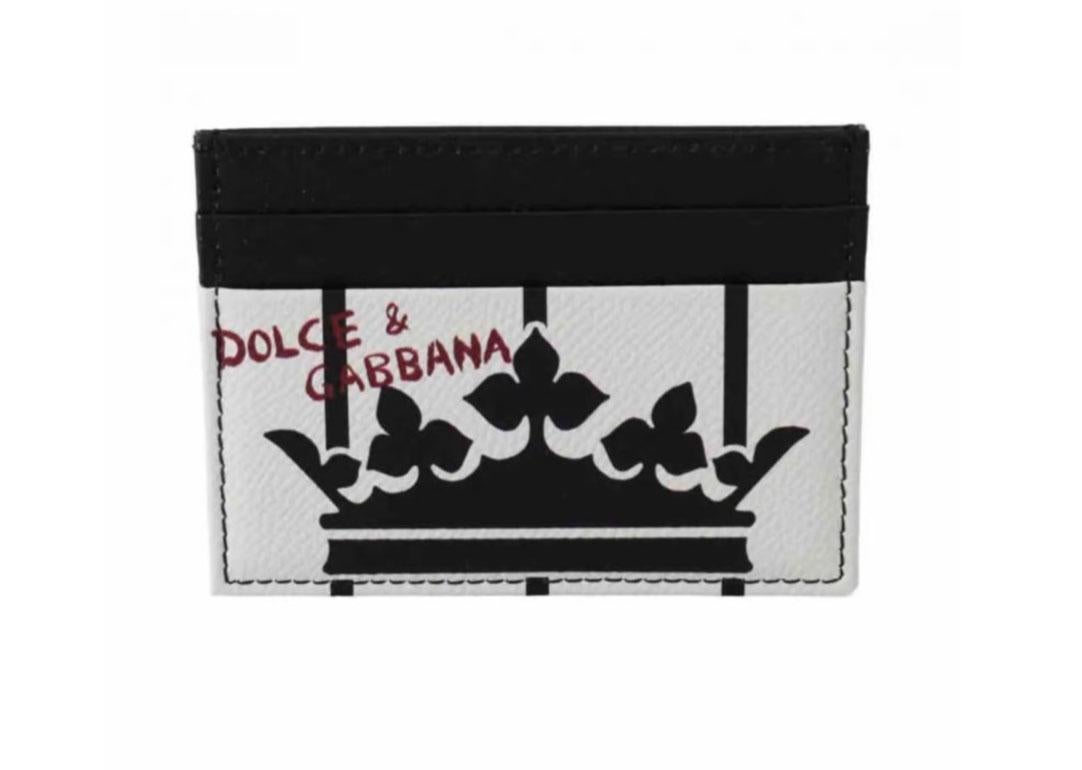DOLCE & GABBANA

Absolutely beautiful, 100% authentic, brand new with tags Dolce & Gabbana men's wallet.

Model: Card holder wallet
Color: Black White King Crown
Material: 100% calfskin
Logo details
Made in Italy

Measures: 8cm x 10cm

Dolce &