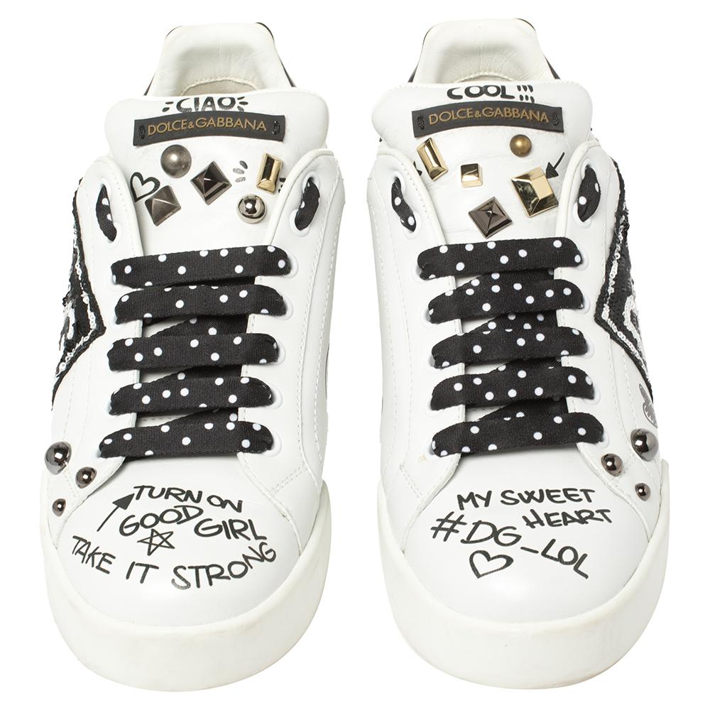 Dieses Paar Portofino Sneakers aus dem Hause Dolce & Gabbana ist perfekt:: um sich von der Masse abzuheben. Die Sneaker kommen in einem weißen Farbton mit verzierten Designs und einer Schnürsilhouette:: die dich schick aussehen lässt