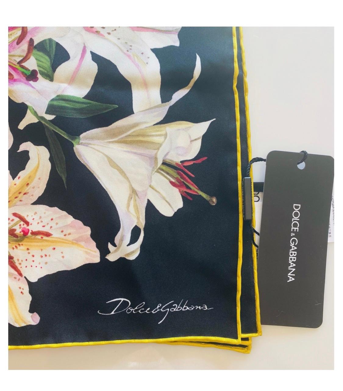  Dolce & Gabbana Black White Lilly
printed scarf

Size 70cmx 70cm

100% silk

Made in Italy

Brand new with tags

Please check my other DG clothing &
bags & accessories in this beautiful
print! 
