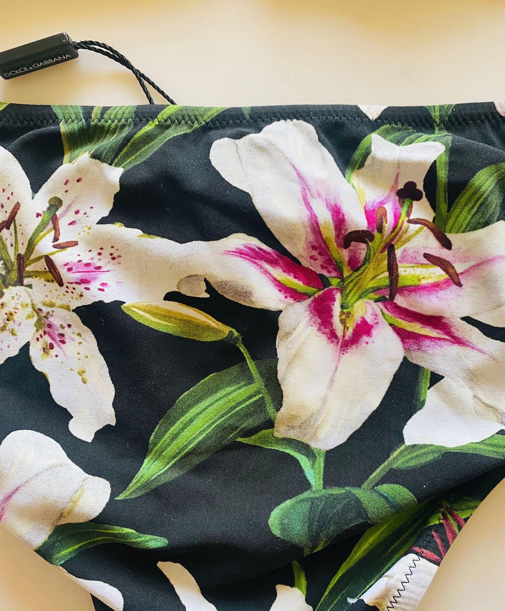 Dolce & Gabbana Costume da bagno in due pezzi con giglio nero e bianco, Bikini Swimwear Flowers in vendita 5
