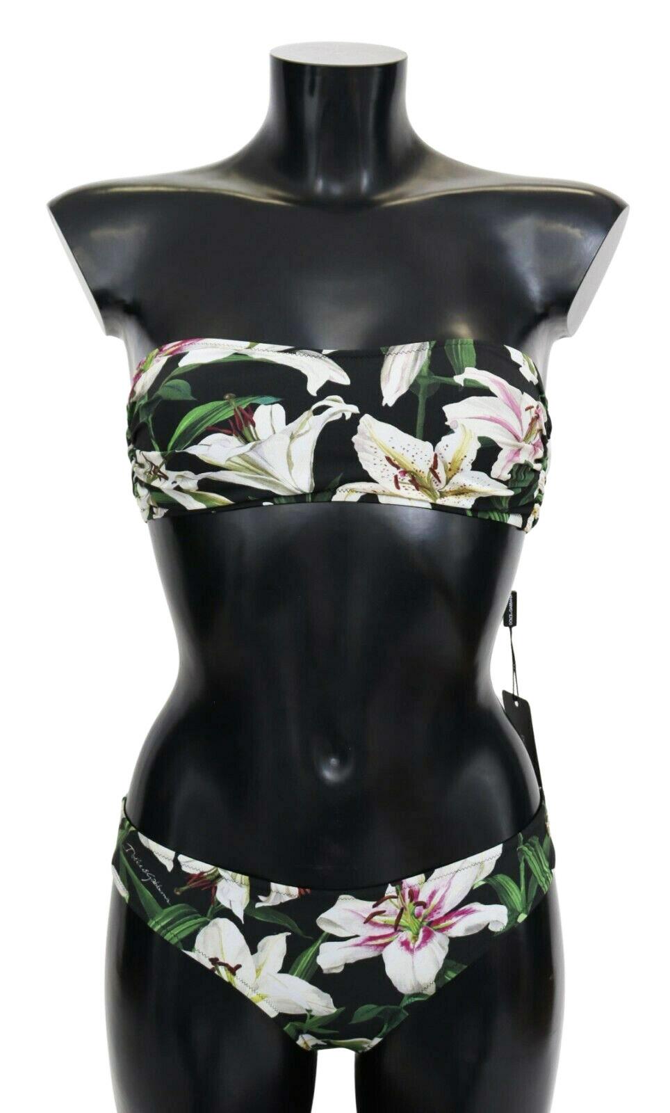 Dolce & Gabbana Set di costumi da bagno. 

Il top bikini a fascia in tessuto pregiato con elegante stampa floreale WHITE LILY è perfetto per esaltare la femminilità di ogni donna:
Bikini a fascia elasticizzato
Chiusura posteriore con marchio in