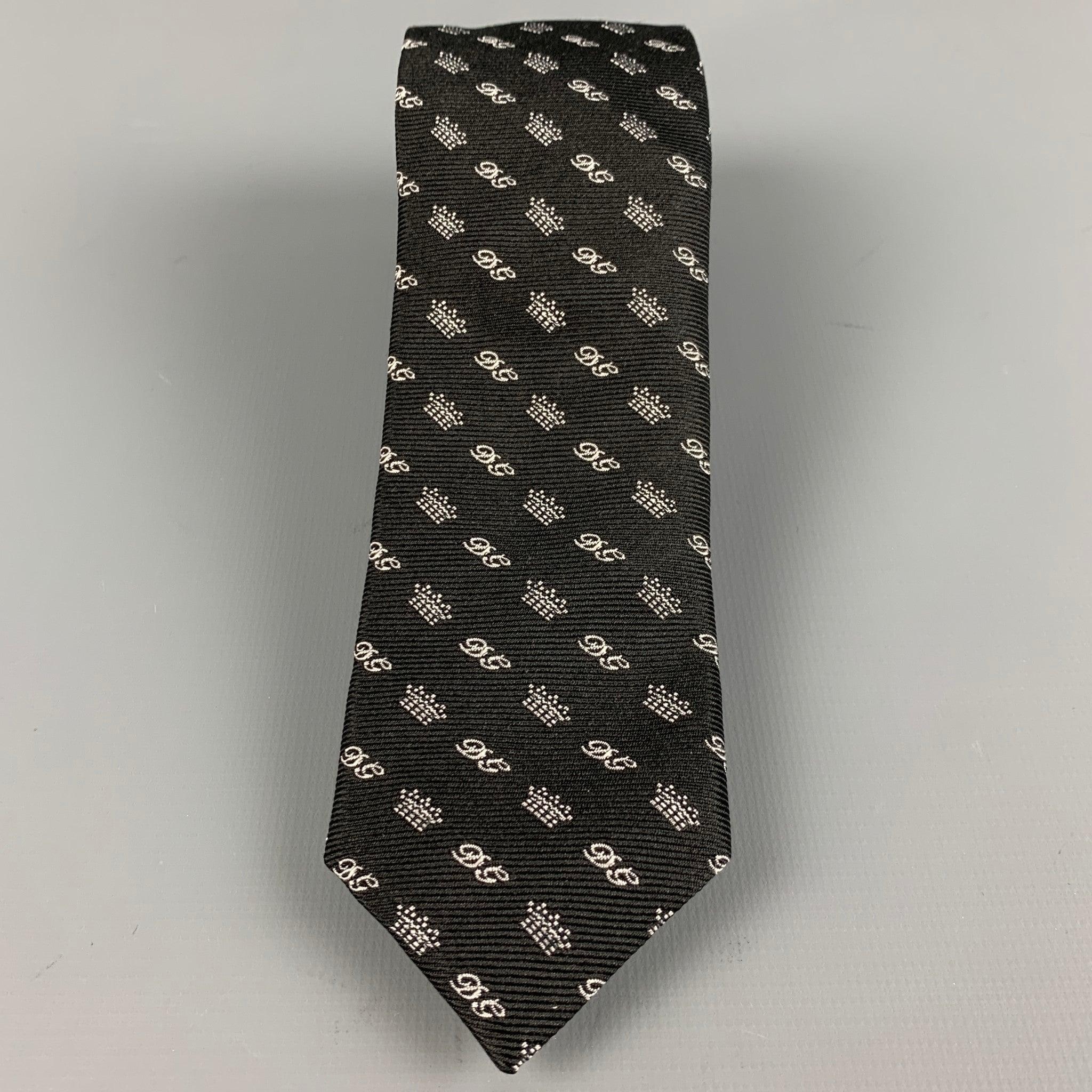 DOLCE & GABBANA
necktie in a black silk twill featuring white DG monogram pattern, and skinny fit. Made in Italy.Excellent Pre-Owned Condition. 

Measurements: 
  Width: 2 inches Length: 57 inches 
  
  
 
Reference: 127110
Category: Tie
More
